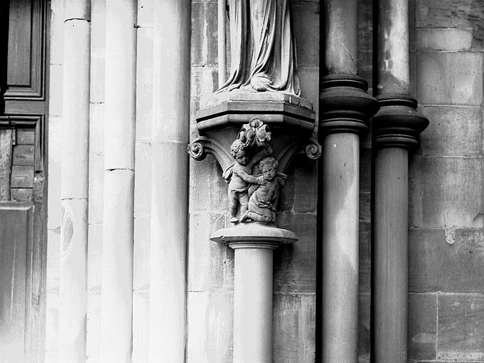 Portail sud, chapiteau droit : socle de la statue de la Synagogue