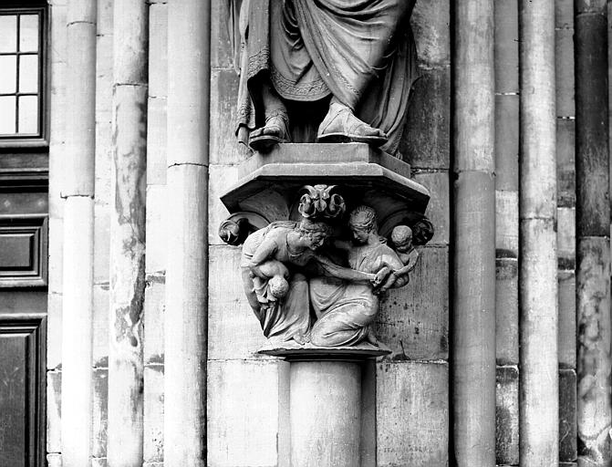 Portail sud, chapiteau central : socle de la statue de Salomon