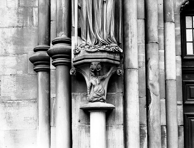 Portail sud, chapiteau gauche : socle de la statue de l'Eglise