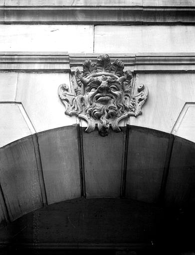 Cour intérieure : mascaron