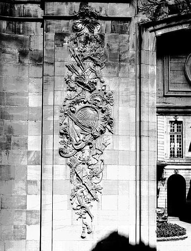 Portail, bas-relief : trophées