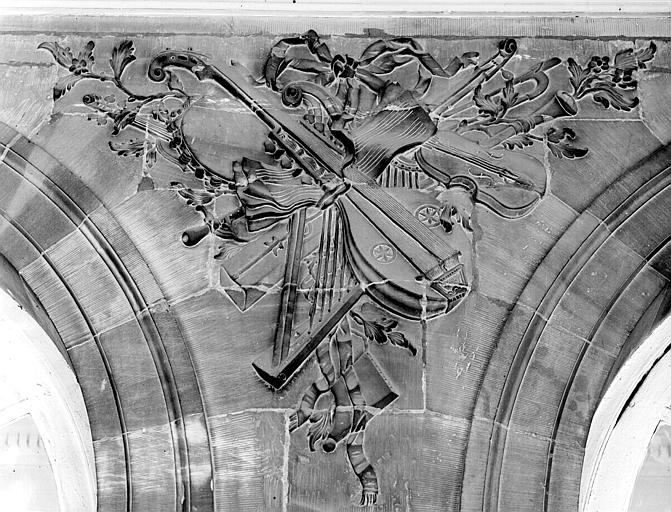 Entrée principale : bas-relief