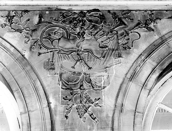 Entrée principale : bas-relief