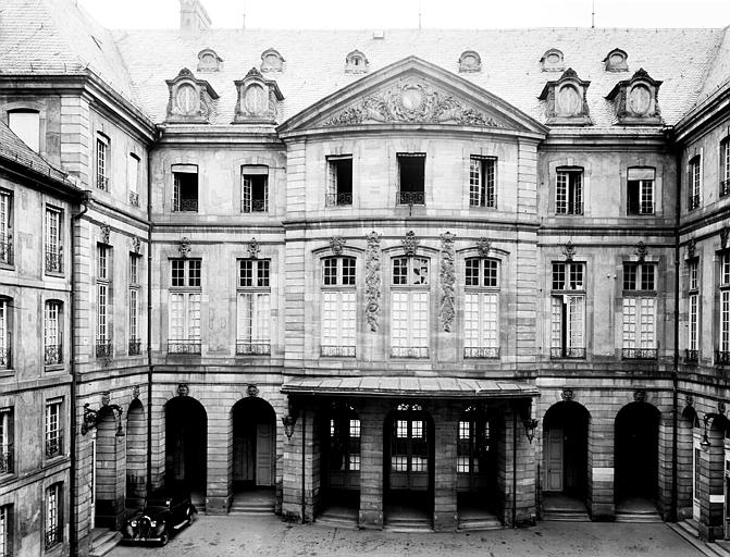 Façade dans la cour