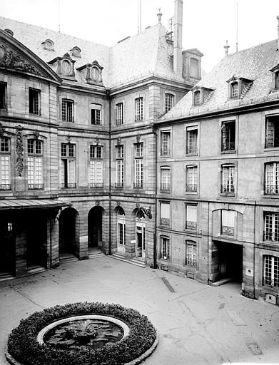 Angle de la façade, cour intérieure