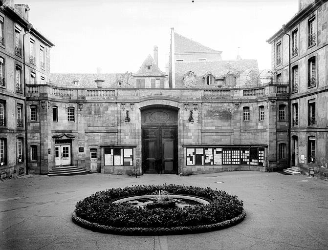 Portail intérieur de la cour