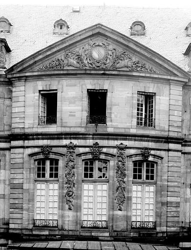 Façade sur cour intérieure : vue des premier et deuxième étages