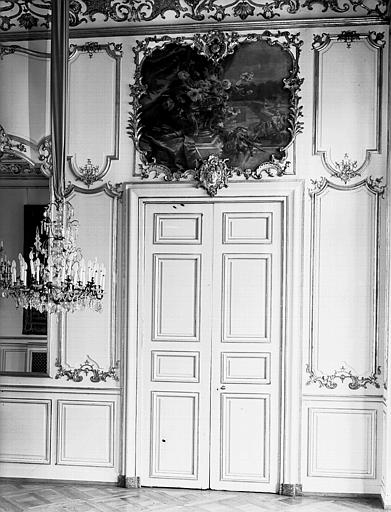 Grand salon : dessus de porte et porte