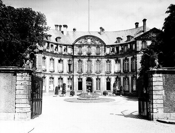 Façade et entrée de la cour, avec deux aigles du second empire