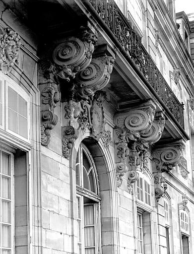 Consoles et balcon de la façade