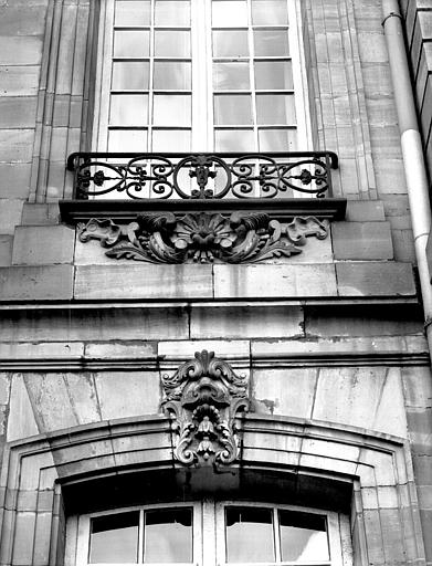 Façade : mascaron de fenêtre et grille