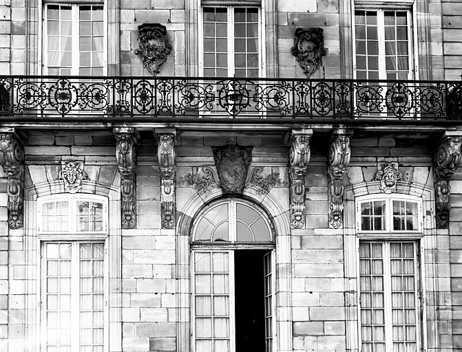 Façade côté rivière : balcon du premier étage