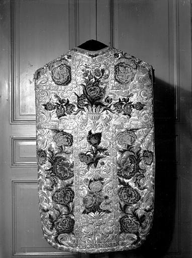 Dos d'une chasuble dorée