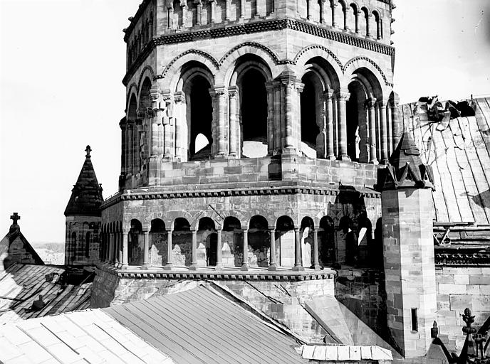 Vue d'ensemble de la coupole du carré du transept et dégâts de la toiture de la nef