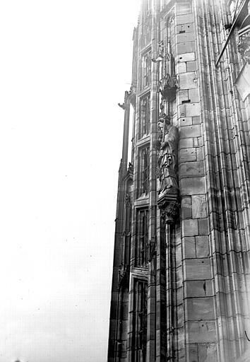 Tour nord : ornementation, évêque