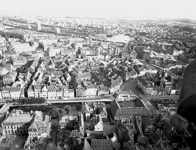 Vue de la ville prise d'une tour de la cathédrale