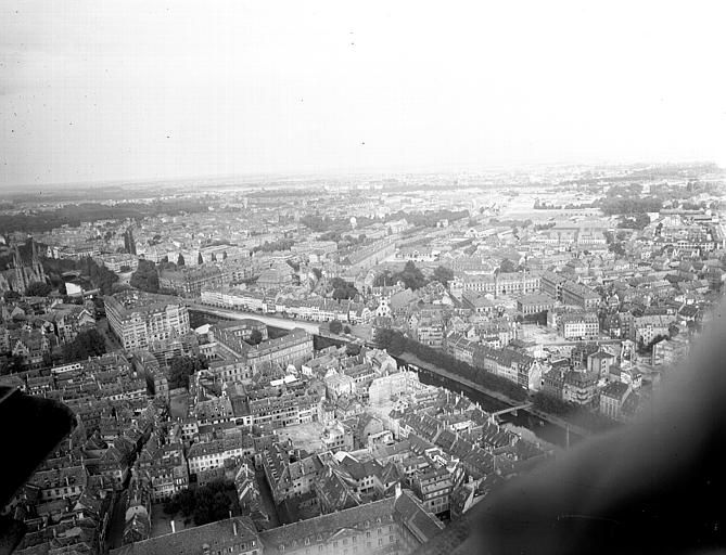 Vue de la ville prise d'une tour de la cathédrale