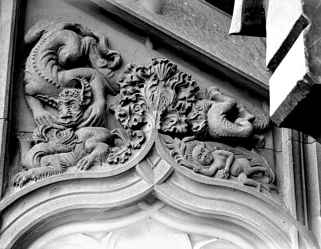 Tour nord, bas-relief d'un dessus de porte : dragons