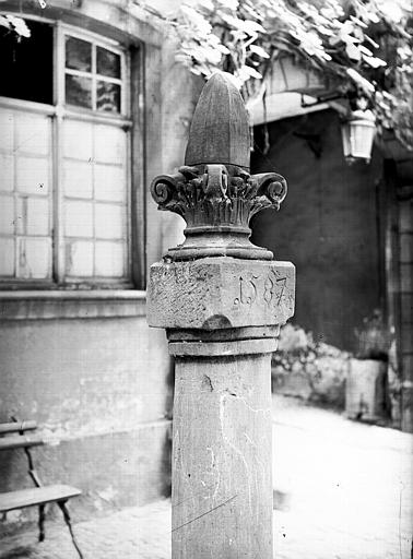 Ancien chapiteau et pilier déposés dans la cour