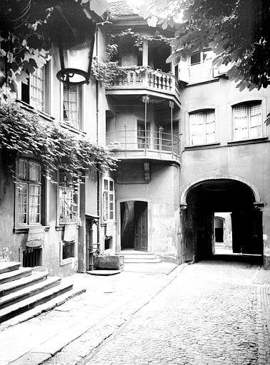 Cour intérieure : porte et balcon de la tourelle