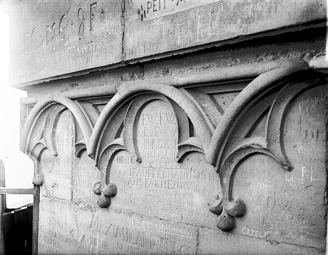 Tour nord : motifs entourant la flèche