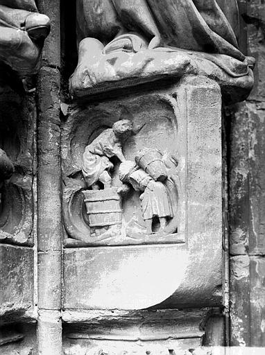 Façade ouest, portail du collatéral droit : vendanges, soubassement des Travaux des Mois