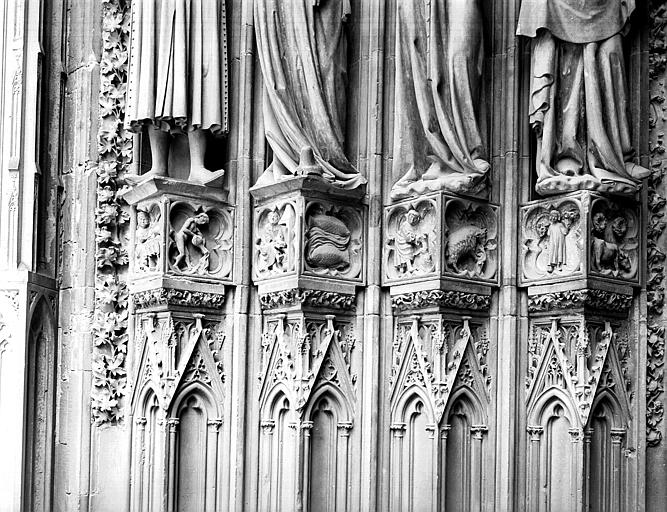 Façade ouest, portail du collatéral droit : ensemble des motifs des saisons