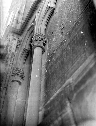 Détail entre le corps du beffroi et un escalier