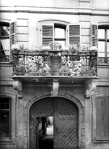 Balcon en fer forgé du premier étage, avec armoiries