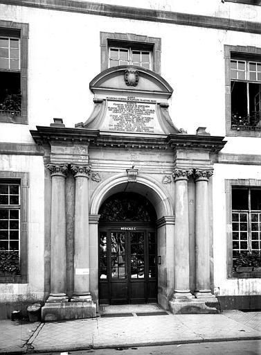 Cour intérieure, portail