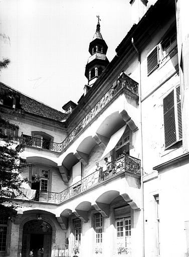 Détail d'un bâtiment et balcon en fer forgé