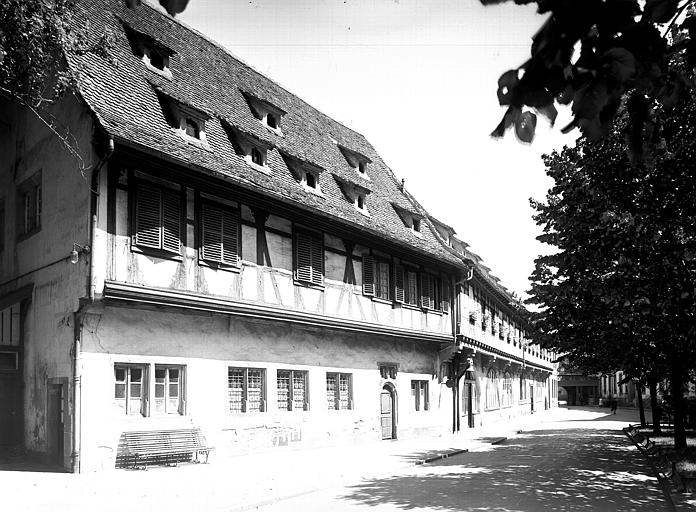 Cour intérieure : façade de la pharmacie