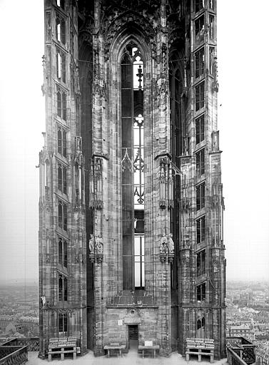 Terrasse du deuxième étage et ensemble de la tour