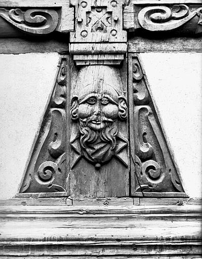 Cour des Maréchaux : poutrage de la galerie