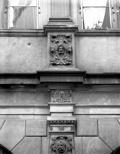 Façade principale, décoration : détail des pilastres