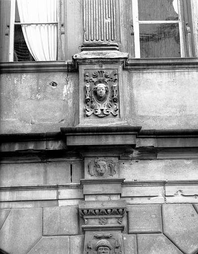 Façade principale, décoration : détail des pilastres