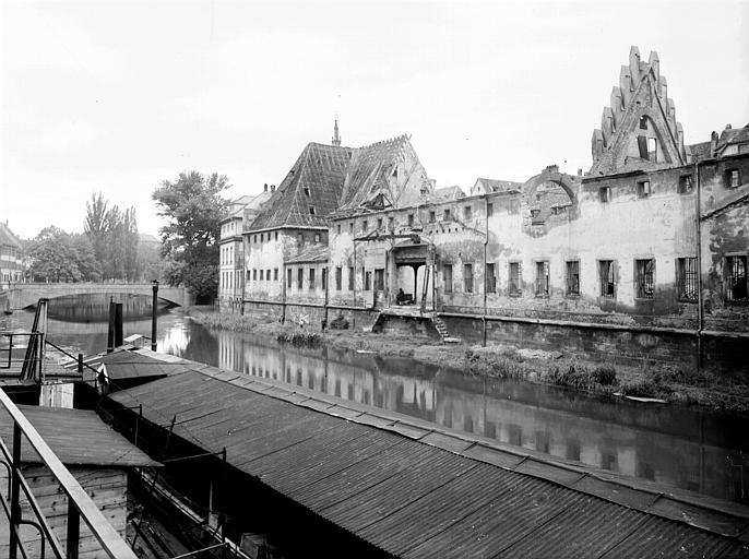 Ensemble, après le bombardement du 11 août 1944