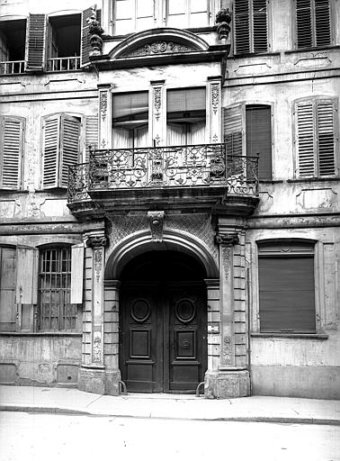 Portail et balcon en fer forgé