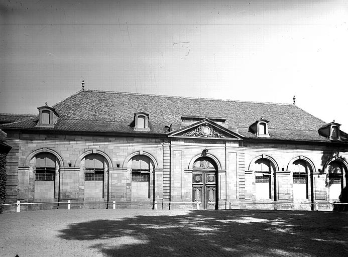 Vue d'ensemble du bâtiment des écuries, extérieur