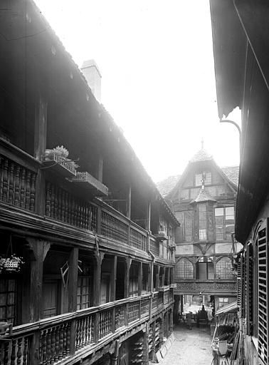 Galeries et vue de la cour