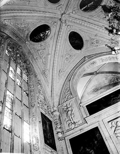 Transept, décoration intérieure en stuc : personnage