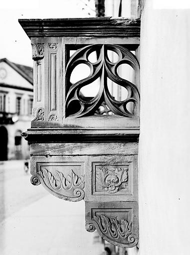 Extérieur, balcon sculpté en pierre