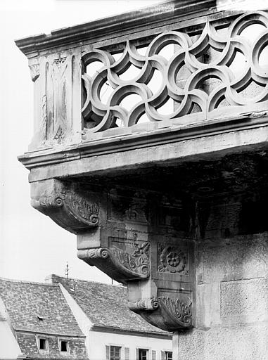 Extérieur, balcon sculpté en pierre : détail de la console