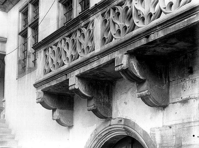 Extérieur, balcon sculpté en pierre