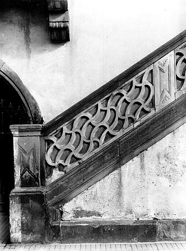 Extérieur, rampe d'escalier en pierre