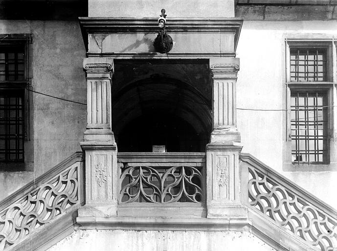 Extérieur, rampe d'escalier en pierre