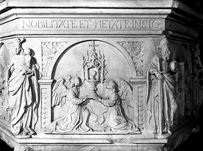 Détail du baptistère : panneau sculpté