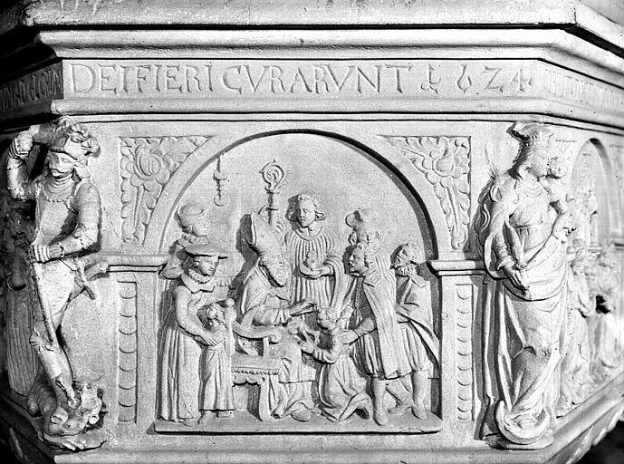 Détail du baptistère : panneau sculpté