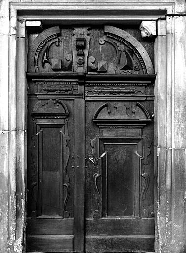 Porte extérieure en bois sculpté