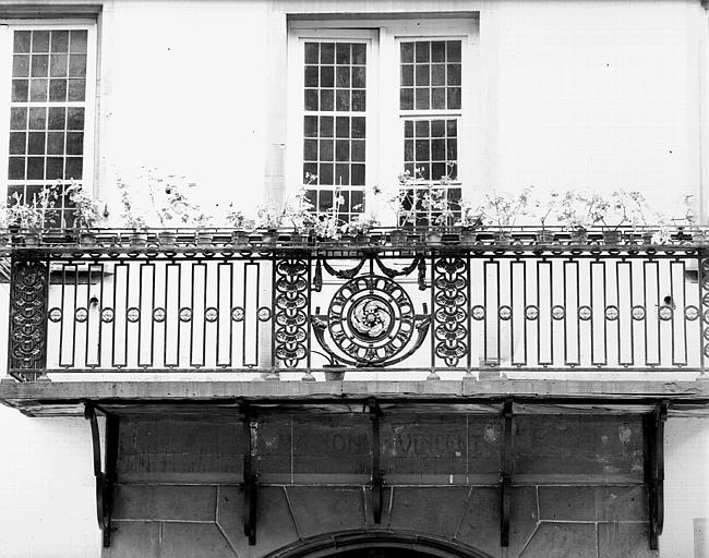 Grille de balcon en fer forgé